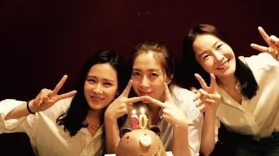 한끼줍쇼 송윤아, 손예진·엄지원과 함께한 사진 '미녀 삼총사의 모임?'