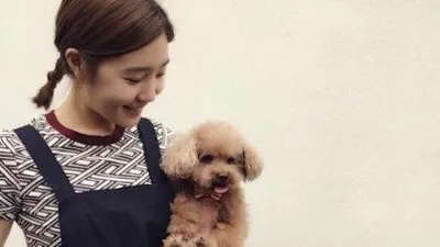 신다은 반려견 품에 앉은 채 '빙그레'미소