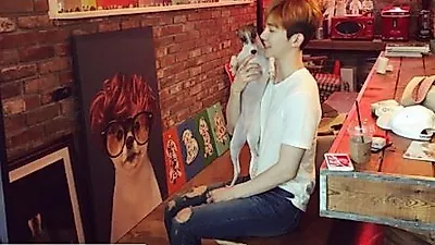 조권, 한 손으로 강아지 앉아 든채 '찰칵'