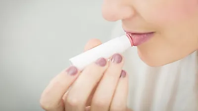 입술을 촉촉하게 유지하는 방법