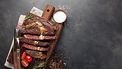 재료의 본연의 맛과 굽는 스킬에 따라 맛이 달라지는 스테이크 집에서 만드는 법