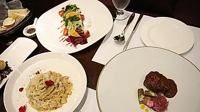 압구정 가로수길 맛집 '앙스모멍' 가성비 좋은 스테이크, 데이트코스로 알려져