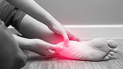 찌릿한 발뒤꿈치통증의 원인은?...'족저근막염' 원인과 치료방법