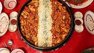 강릉 경포대맛집 '솔올통나무집 닭갈비', 강릉 식도락 여행의 매력 쭉쭉 늘어나는 치즈닭갈비