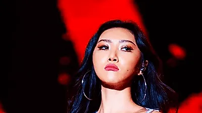 [스타☆톡] '브래지어' '수영복' 등 마마무 화사 과거 무대 의상도 재조명 …2018 MAMA 화사 무대 어땠길래?