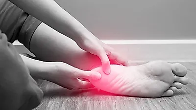 발뒤꿈치 통증 '족저근막염'일까? 원인과 치료법은