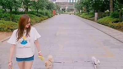 임수향 반려견과 여유로운 산책길