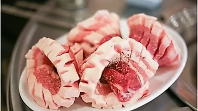 풍부한 육즙과 쫄깃한 식감의 칼집삼겹살로 유명한 신촌 맛집 '소문난집'