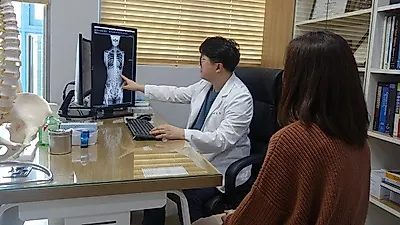도수치료 여름철 휴가지에서 생긴 통증 바로잡아