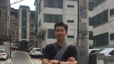 윤계상, 인형같이 가방에서 얼굴만 빼꼼