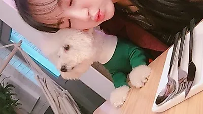 정혜성, 하얀 솜뭉치 같은 반려견에게 기댄 채 '상큼'