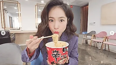 가수 홍자, 집안 가득 '라면 박스' 무슨 사연이길래? 올해 나이 및 남자친구 언급 눈길