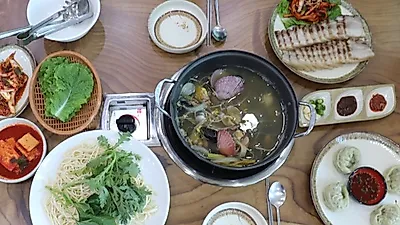 이색적인 목련축제 즐기고 안면도 맛집에서 마무리