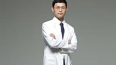하루 종일 앉아있는 직장인 허리디스크 주의, 바른자세 유지가 우선