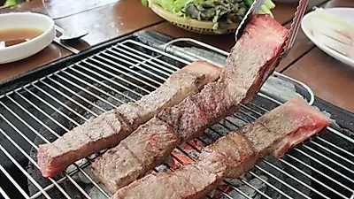 직접 손질하고 특제 양념으로 맛을 낸 수제 이동갈비, 포천 맛집 '우목정'