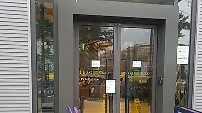 친환경 마케팅으로 대형매장서 우산비닐대신 '친환경 우산빗물제거기' 본격적 도입