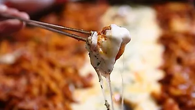 강릉 맛집 솔올통나무집닭갈비, 모짜렐라치즈 가득한 치즈닭갈비 선보여