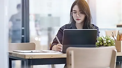 [꿀정책]   국비로 지원받는 '내일배움카드', 활용법으로 자격증 취득해 취직·이직하자!