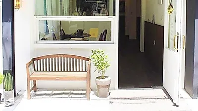 연남동카페 어니스트팬케이크, 깔끔한 분위기 속 다양한 디저트 선보여