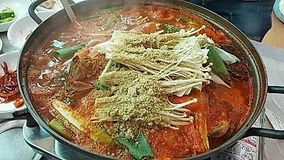 현지인들이 인정하는 게국지의 원조 안면도 맛집 '시골밥상'