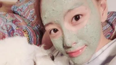 레인보우 재경 팩한 채 반려견과 '찰칵'