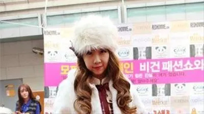 명동거리에서 열린 인조모피 패션쇼 '우리는 왜 다른 동물의 털을 탐하는가?'