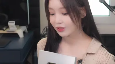 남규리, 유튜브 구독자 10만 달성...실버버튼 언박싱하며 "골드버튼까지 열심히"