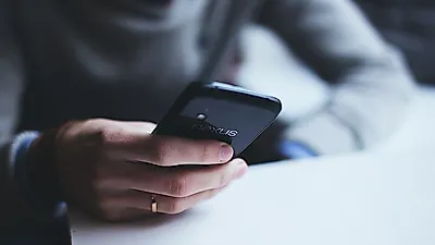 지하철 타고 가다가 휴대폰 분실해도 당황은 금물