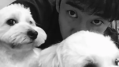 윤계상 반려견, 흑백 사진 속 다정다감 모습 "상계감사해요"