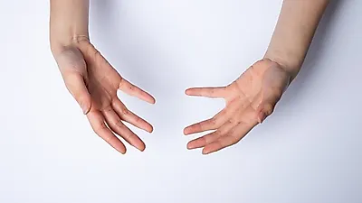 나도 모르게 떨리는 손! '수전증'이 파킨슨병의 신호다?…심하면 대인기피증까지 생겨
