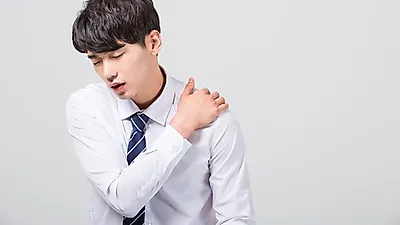 겨울철 쑤시는 어깨 통증의 원인은? 방치하면 '회전근개파열'