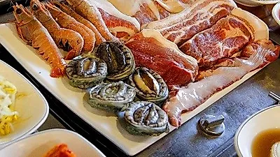특별한 제주맛집, 해산물과 함께 즐기는 참숯향 가득한 제주도흑돼지, 제주표선맛집 '흑돼지고을'