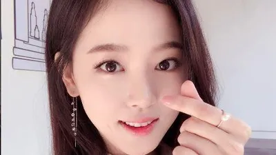강한나, 여신으로 착각할 듯한 손하트 날리며 잡티없는 피부 과시