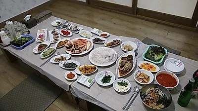 포항 맛집 '삼형제 횟집'에서 싱싱한 회와 대게 한 상 받을 수 있어