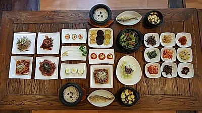 칠곡저수지 따라 찾아가는 안성 맛집 지도…정갈하고 푸짐한 한정식 밥상 '메밀꽃바다'