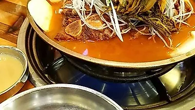 화성 맛집 '쿡감'에서 즐기는 '먹캉스', 잃어버린 입맛 찾아주는 얼큰한 감자탕