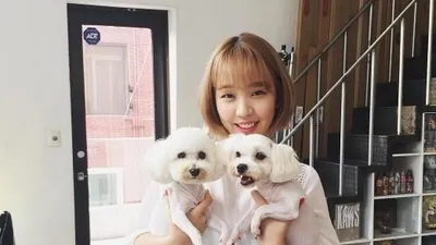 백아연, 양손 가득 해피와 베리 안고 '빙그레'