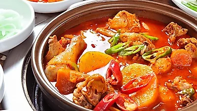 칼칼하면서 개운하여 한국인의 입맛을 사로잡은 묵은지닭볶음탕