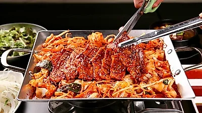 콩나물과 자두를 넣은 '만물상 돼지불고기' 환상 조합, 레시피는?