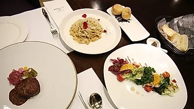 압구정 맛집 '앙스모멍'에서 고급스러운 분위기와 맛좋은 스테이크 동시에 즐길 수 있어