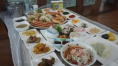 직접 눈으로 보고 대게를 고르고, 깔끔하게 손질까지 마쳐 제공되는 속초 동명항 맛집 '비치대게'