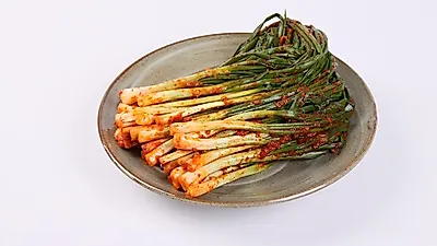 다양한 요리와 곁들여 먹어도 좋은 파김치 맛있게 담그는법