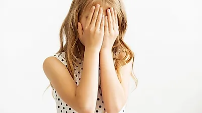 수줍어하는 성향의 자녀, 부모가 도울 방법은?