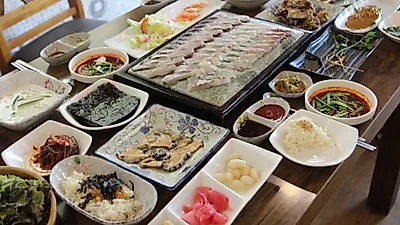 각종 메뉴가 가득한 제주공항 근처횟집 '사방팔방', 푸짐한 서비스 제공