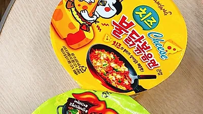 인기 편의점 음식 중 하나인 '짜장불닭볶음면' 시리즈 먹어봤다