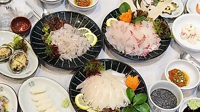 부산 광안리 횟집 '유가횟집'에서 바다를 보며 즐기는 푸짐한 회 한 상