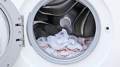 장마철, 옷 때 안 빠지고 냄새까지?..'세탁기통세척'으로 해결