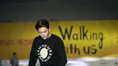 소아암을 앓고 있는 아이들을 돕기 위한 애견패션쇼에서의 수퍼주니어 강인