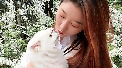 나비, 반려견과 상큼 입맞춤..."흰둥이"