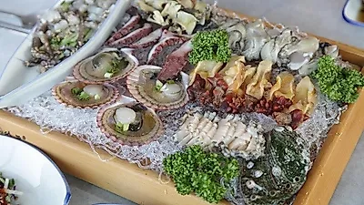 통영 맛집 '천지연횟집' 넓은 통창 유리로 바다와 함께 신선한 해산물 즐길 수 있어